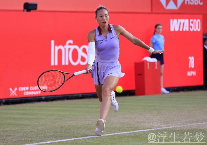 郑钦文草地赛季首战逆转取胜，期待更进一步表现