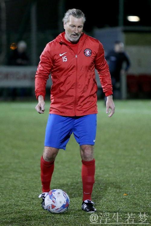 英超传奇罗比-萨维奇执教首秀，率队勇夺英格兰第七级联赛冠军成功升级